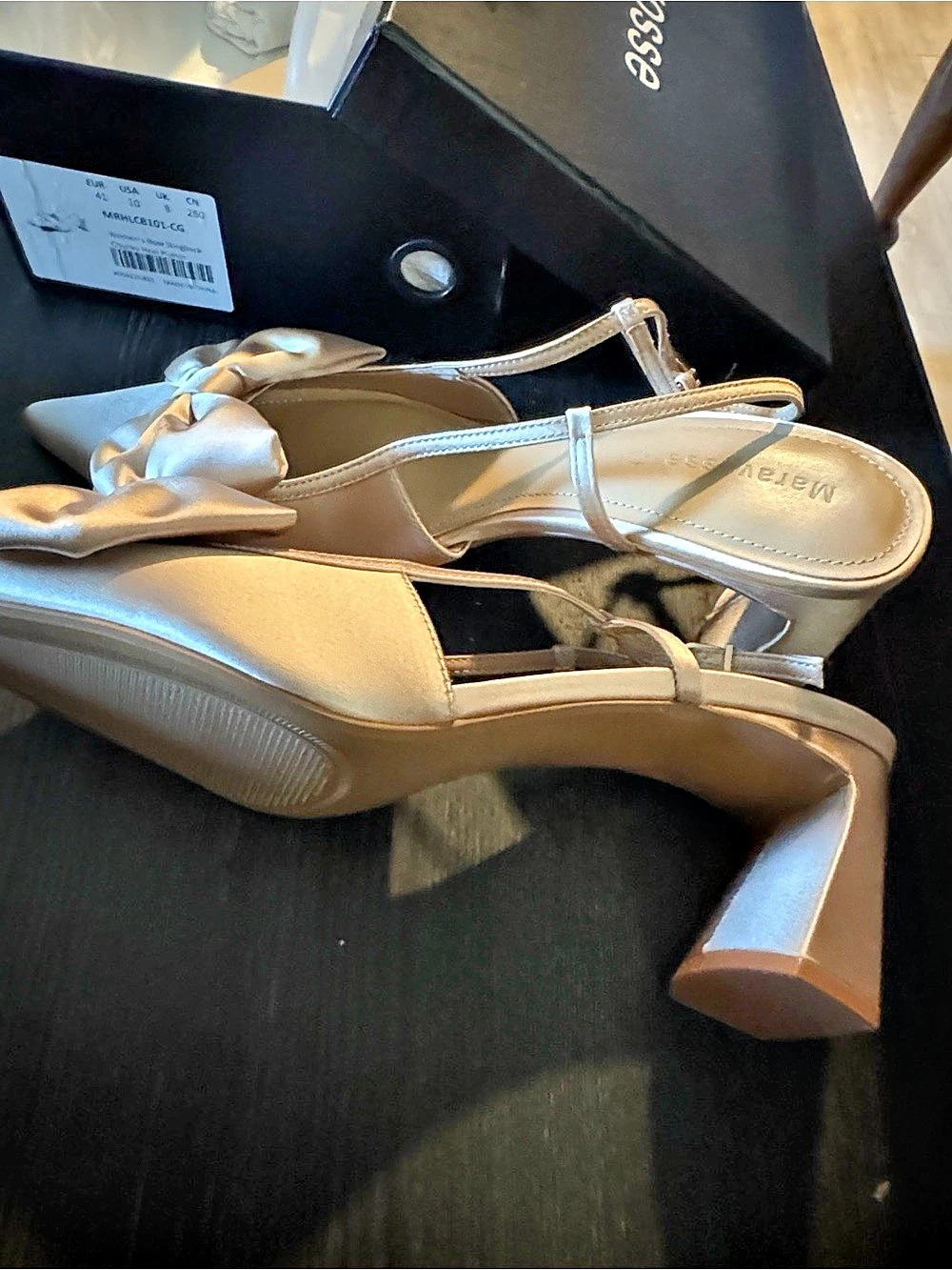Guess Bow Detail Heels in Gold US 7.5 Like New